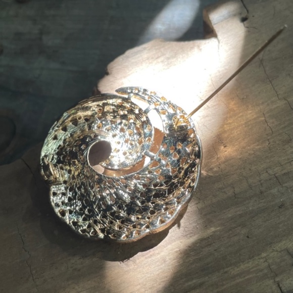 Vintage Retro Topaz Rhinestone Gold Tone Swirl Wreath Brooch Pin - Picture 8 of 11